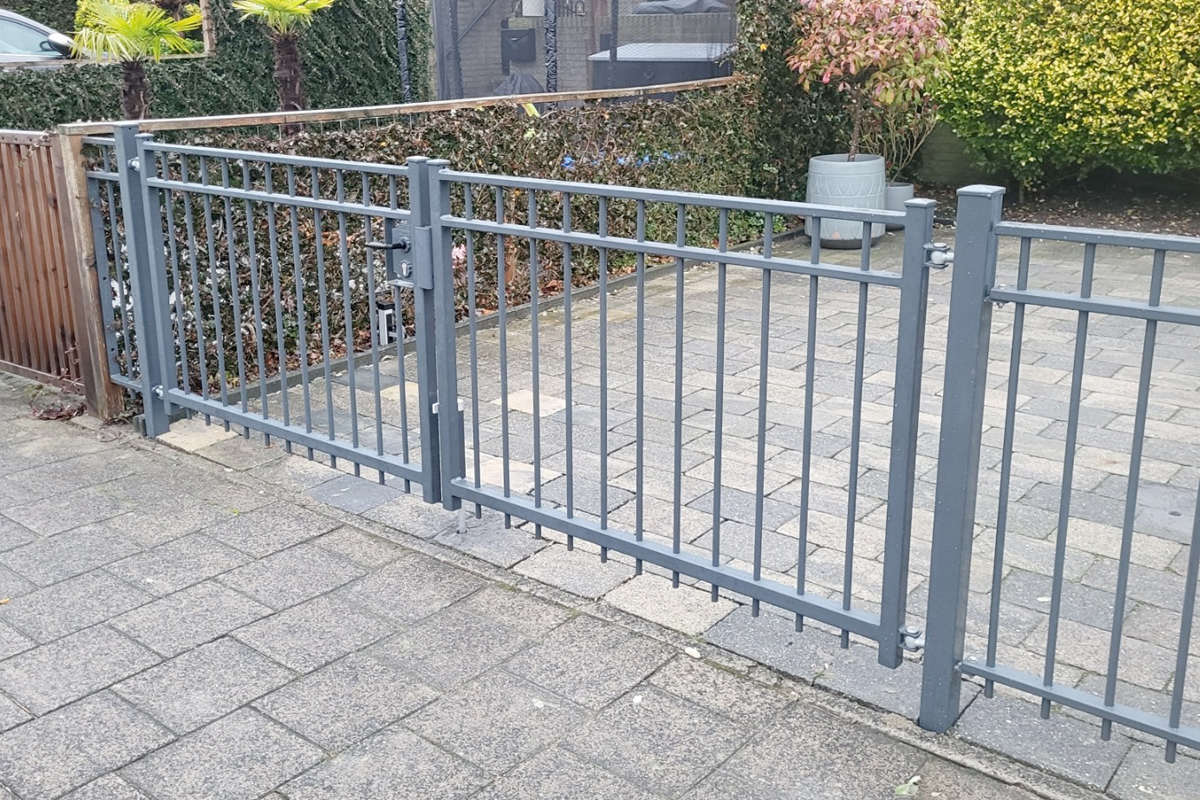Sierhekwerk met draaipoort