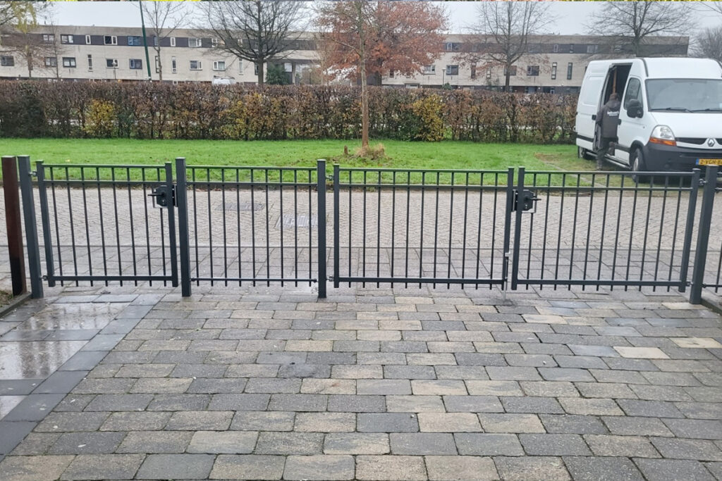 Sierhekwerk met draaipoort