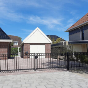 Sierhekwerk met inrijpoort