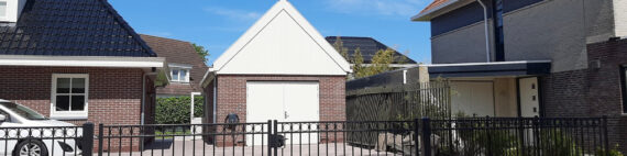 Sierhekwerk met inrijpoort