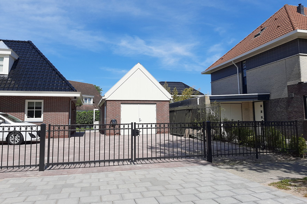 Sierhekwerk met inrijpoort