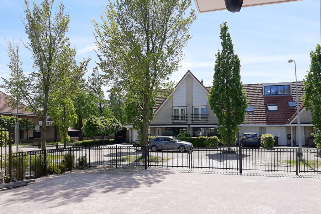 Sierhekwerk met inrijpoort