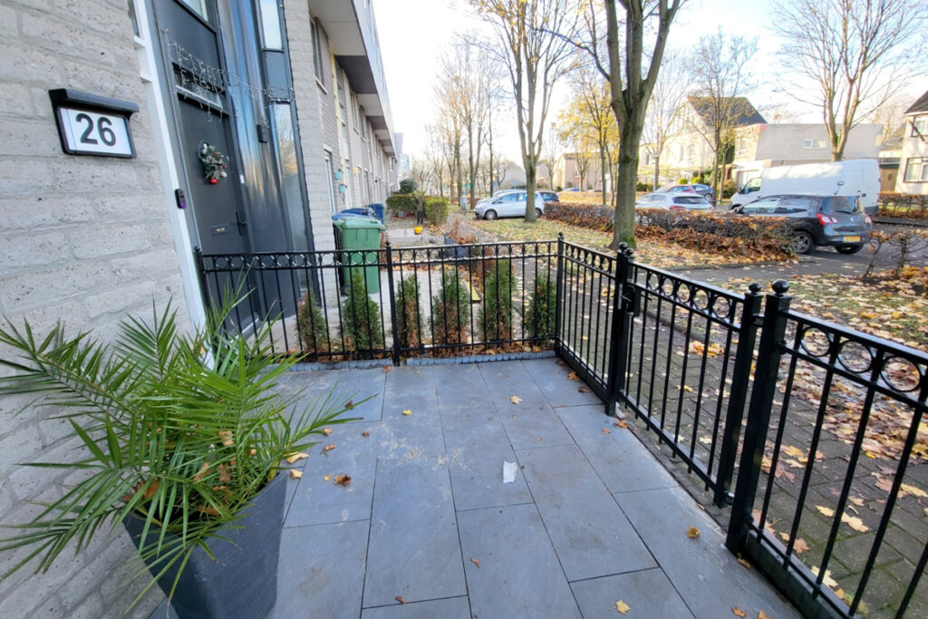 Sierhekwerk met looppoort om voortuin