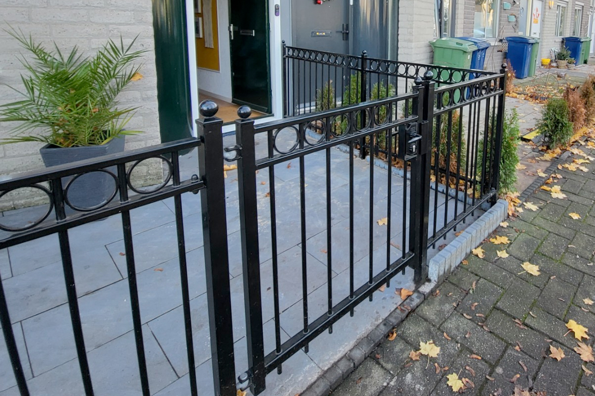 Sierhekwerk met looppoort om voortuin