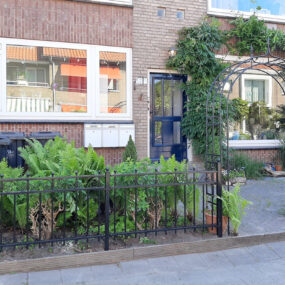 Sierhekwerk met rozenboog