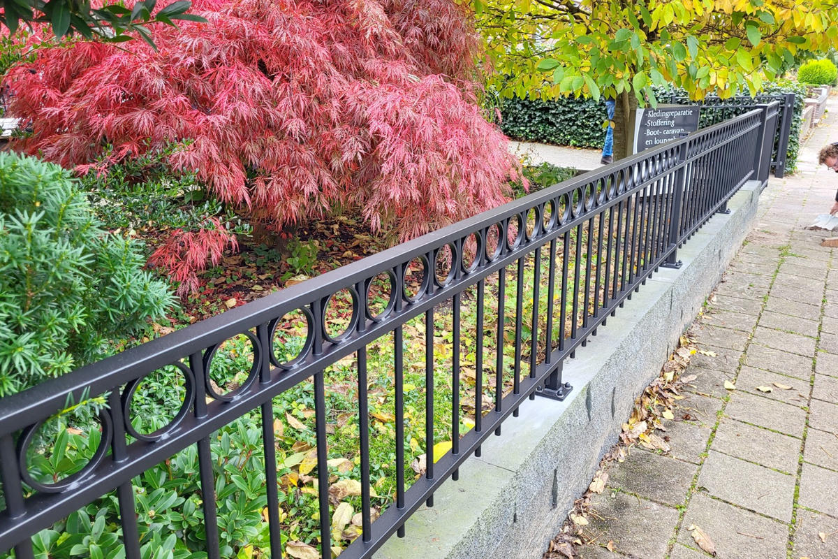 Sierhekwerk op muurtje