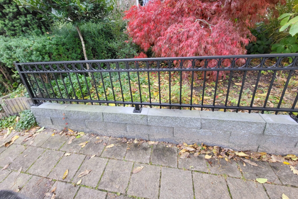 Sierhekwerk op muurtje