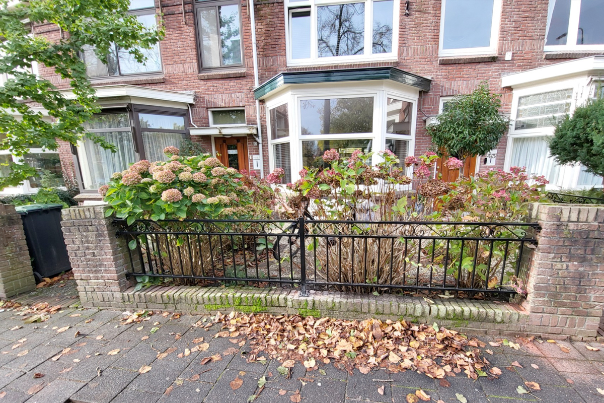 Sierhekwerk tussen muurtjes