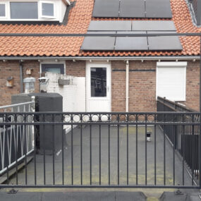 Stalen balustrade met waslijnpalen