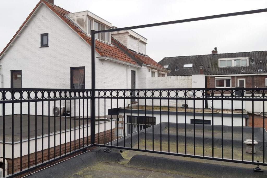 Stalen balustrade met waslijnpalen