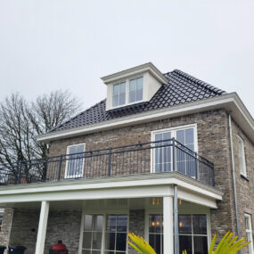 Stalen balustrade op aanbouw plaatsen