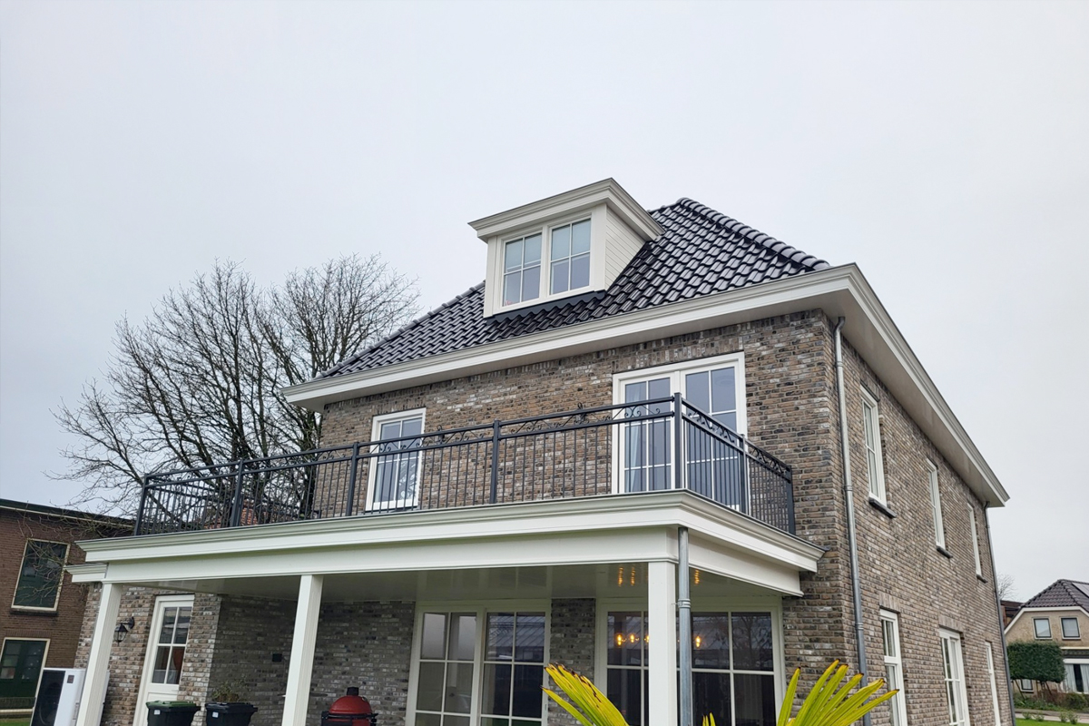 Stalen balustrade op aanbouw plaatsen