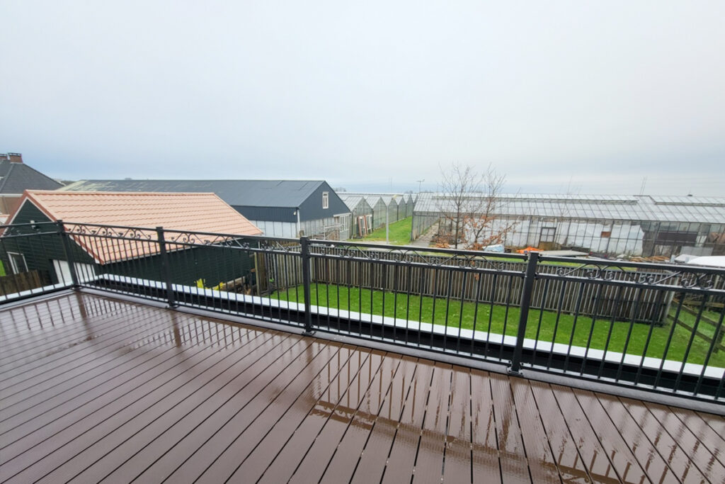 Stalen balustrade op aanbouw plaatsen