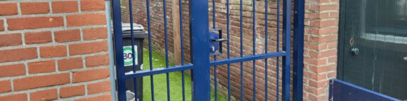 Stalen poort met spijlen