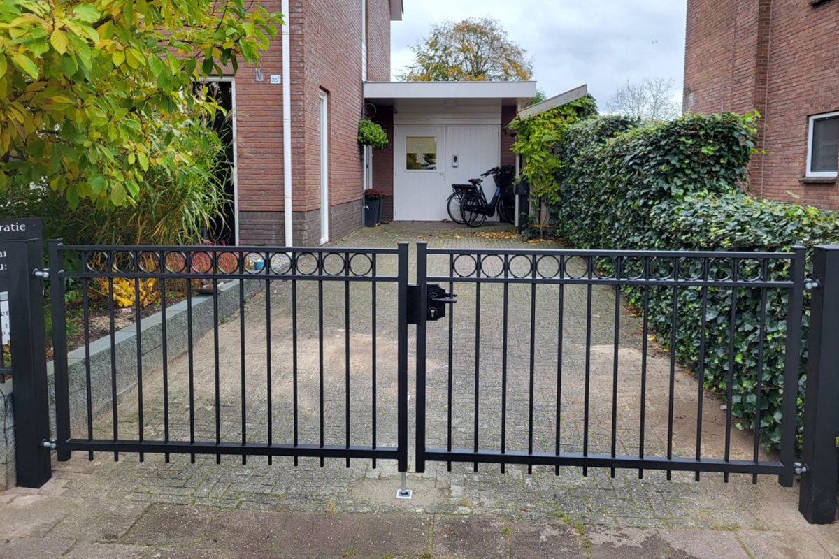 Stalen poort voor oprit