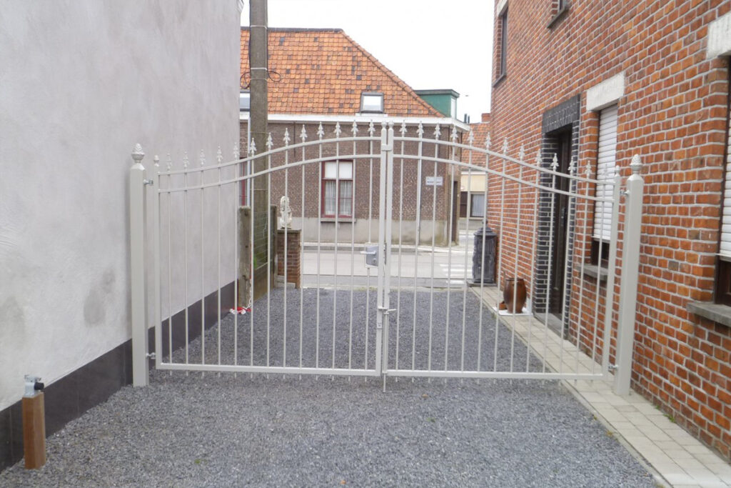 Stalen poort voor oprit