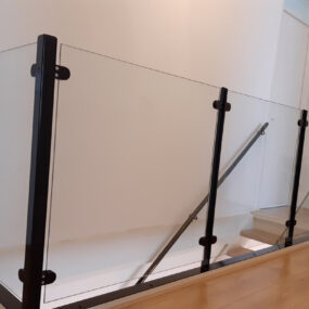 Trapgat balustrade met glas