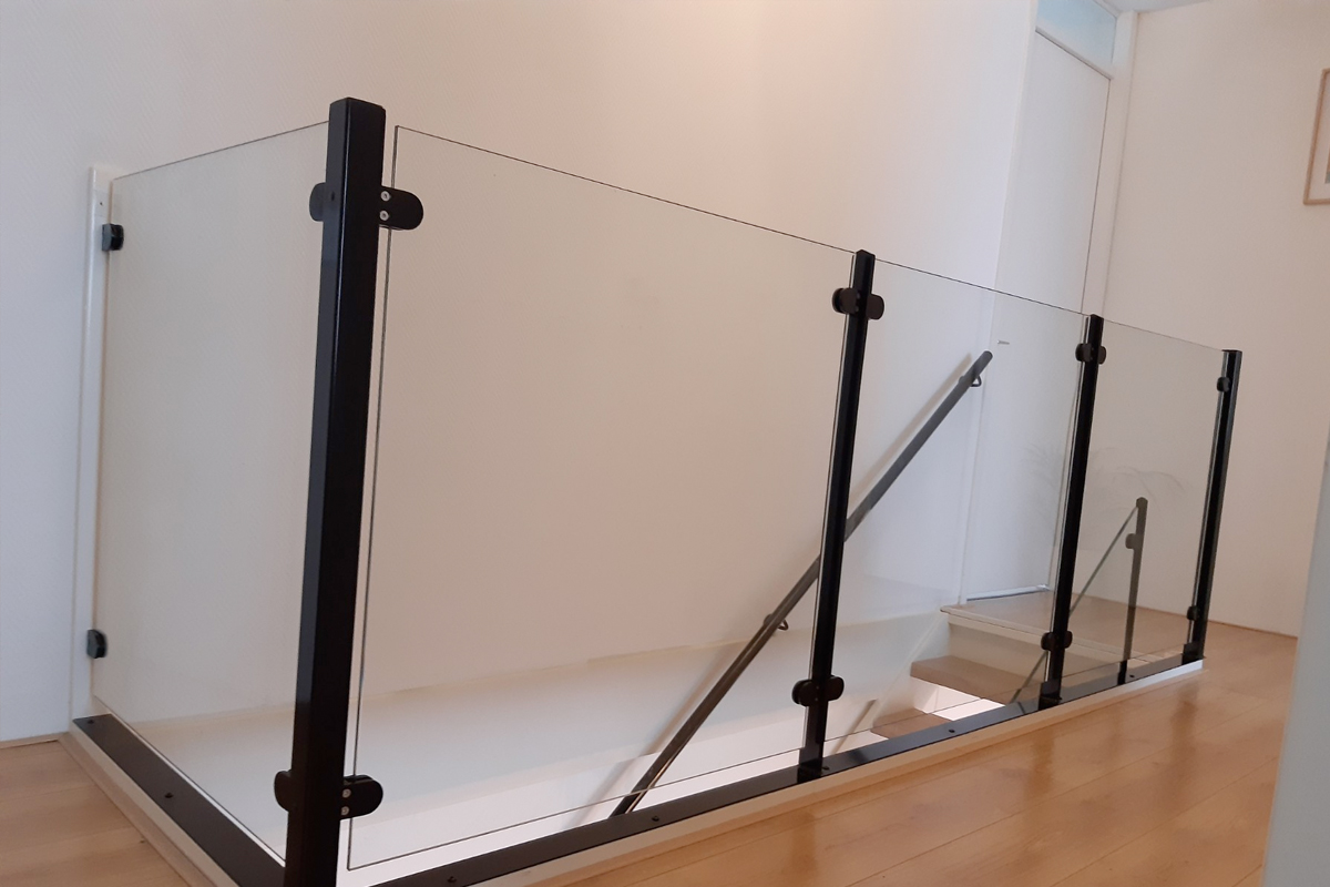 Trapgat balustrade met glas