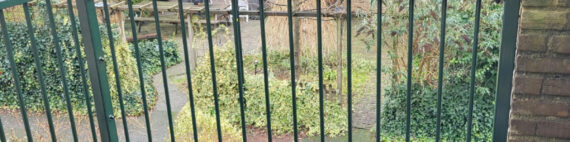 Balkonhek aan muur bevestigen