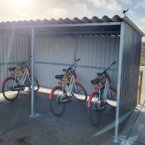 Klein fietsenhok van staal