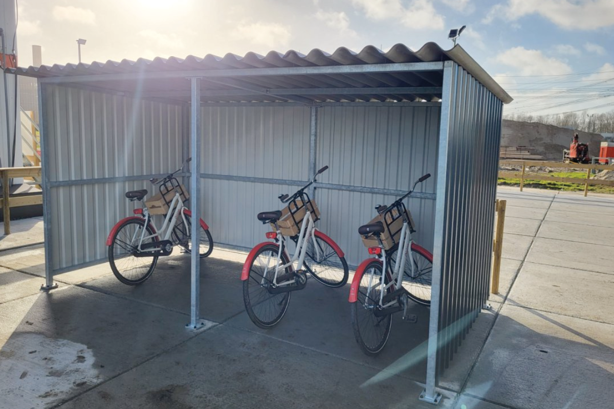 Klein fietsenhok van staal