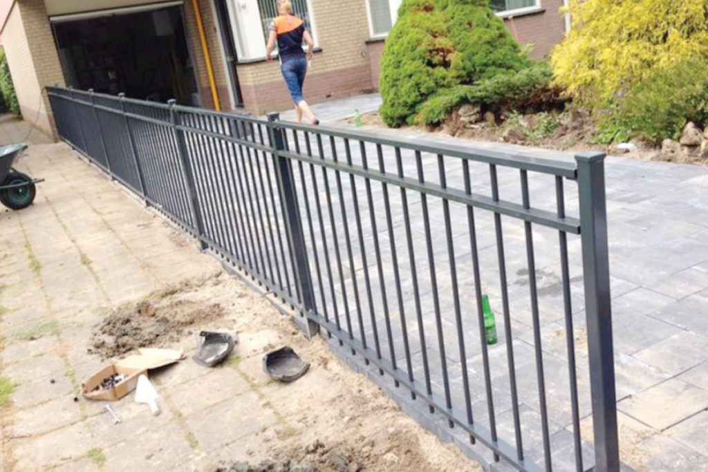 Sierhekwerk laten plaatsen in Marum