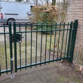 Stalen poorten laten lassen