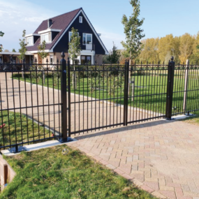 Stalen poorten laten plaatsen