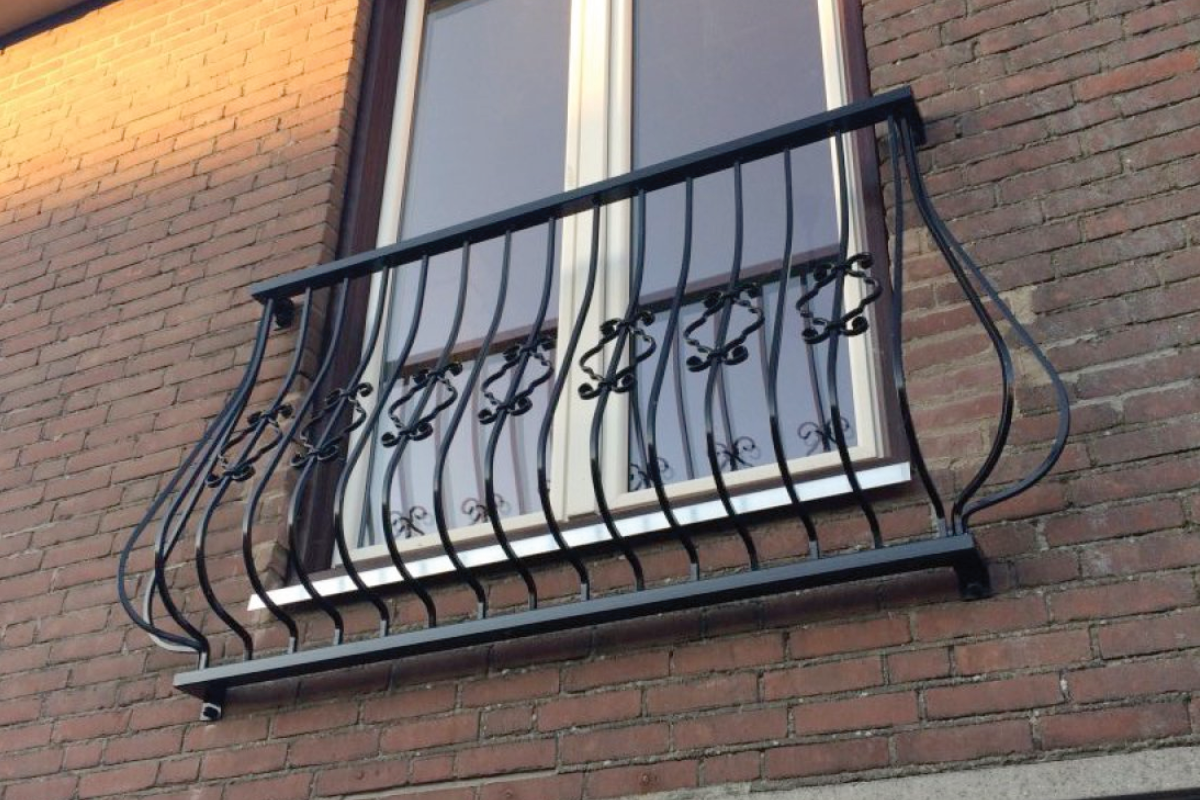 Frans balkon met buikspijlen