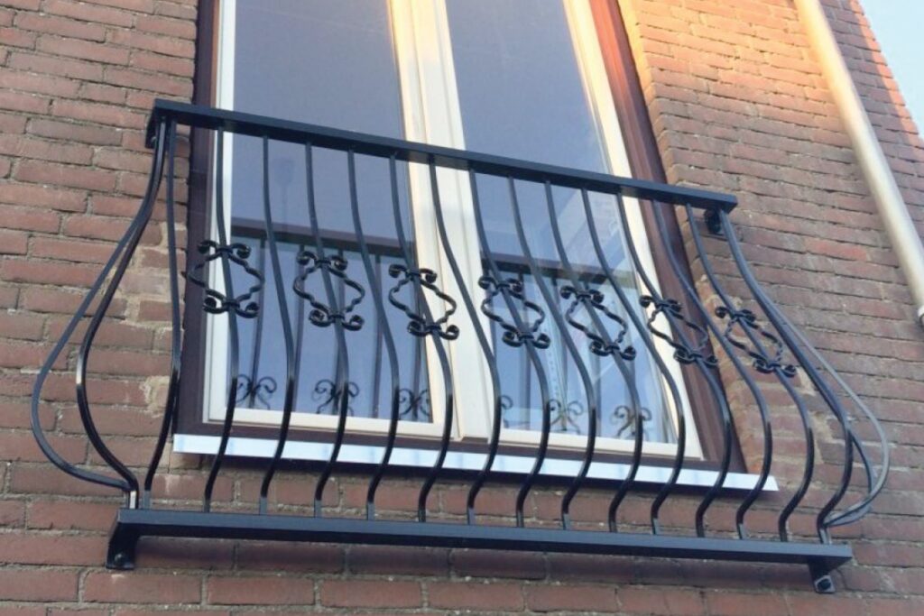 Frans balkon met buikspijlen