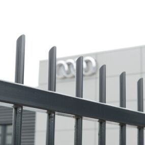 Spijlenhekwerk om bedrijfsterrein