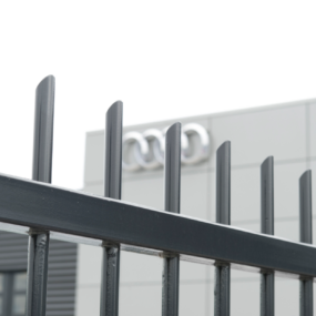 Spijlenhekwerk om bedrijfsterrein