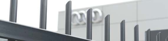 Spijlenhekwerk om bedrijfsterrein