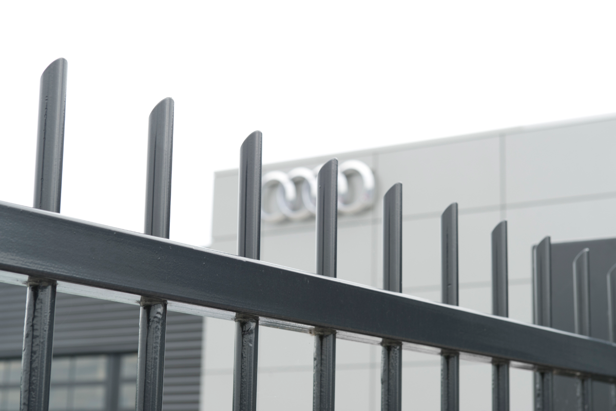 Spijlenhekwerk om bedrijfsterrein