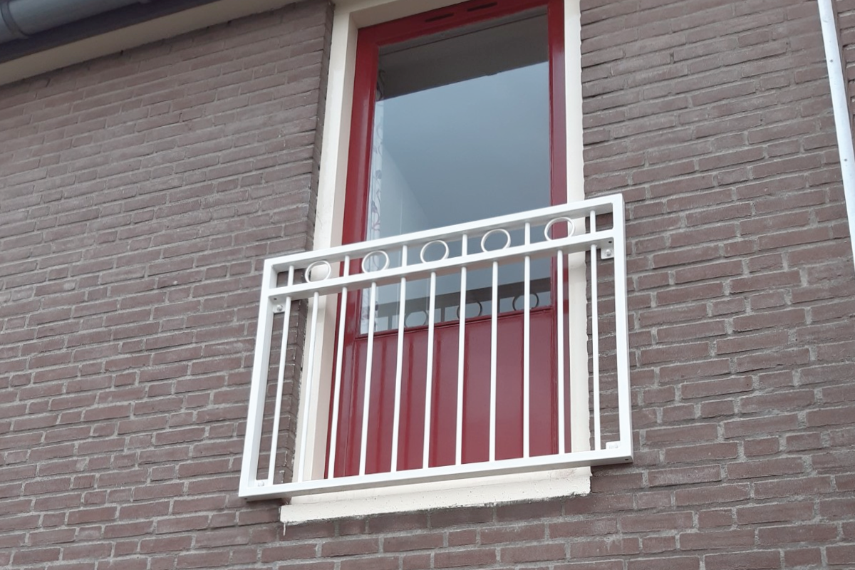 Stalen Frans balkonhek voor raam