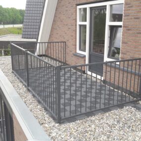 Stalen balustrade installeren