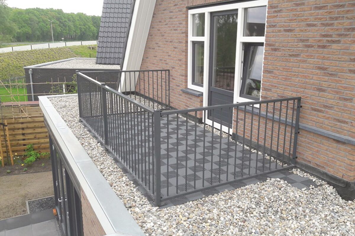 Stalen balustrade installeren