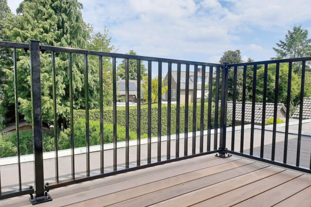 Stalen balustrade installeren