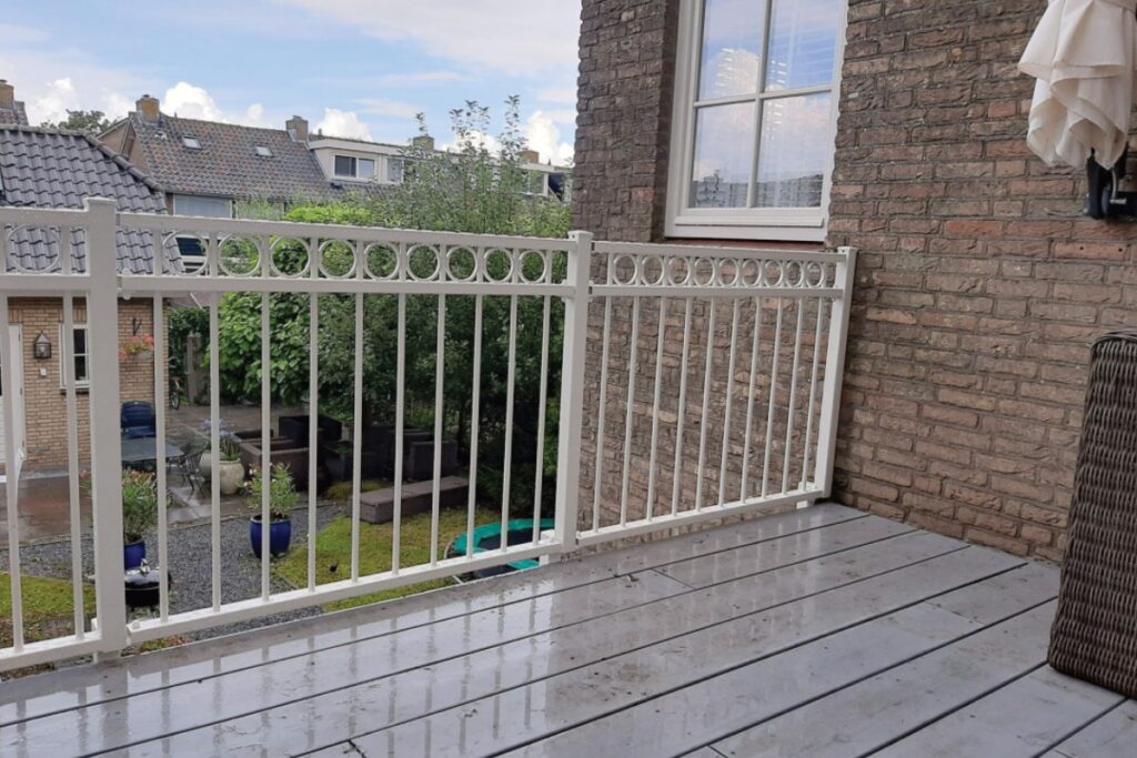 Stalen balustrade installeren
