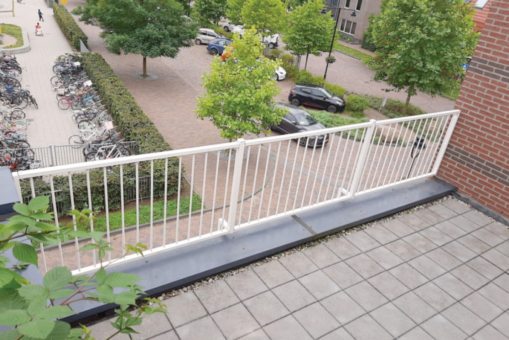 Stalen balustrade monteren
