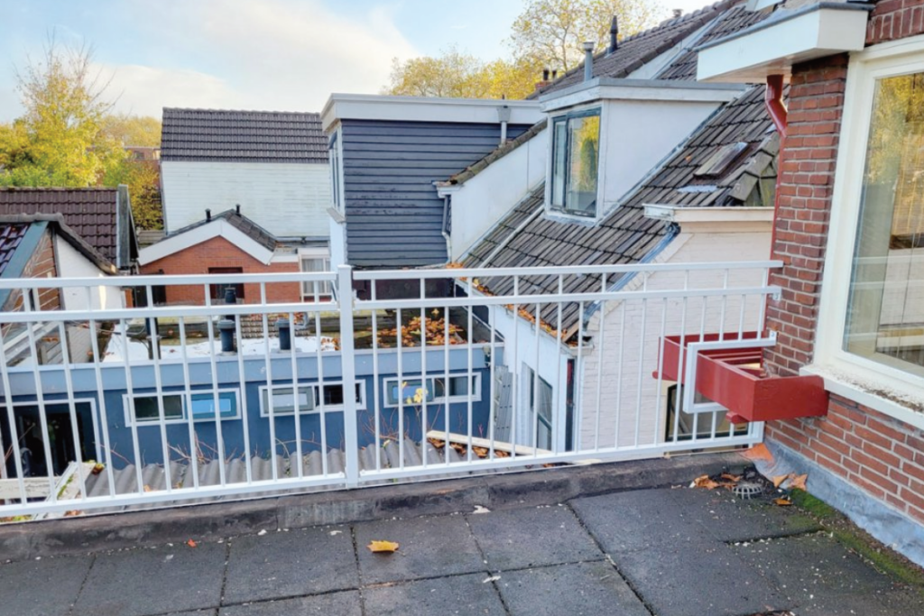 Stalen balustrade op dakterras installeren