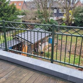 Stalen balustrade op dakterras installeren