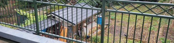 Stalen balustrade op dakterras installeren