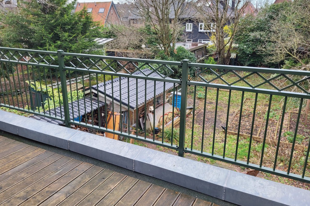 Stalen balustrade op dakterras installeren