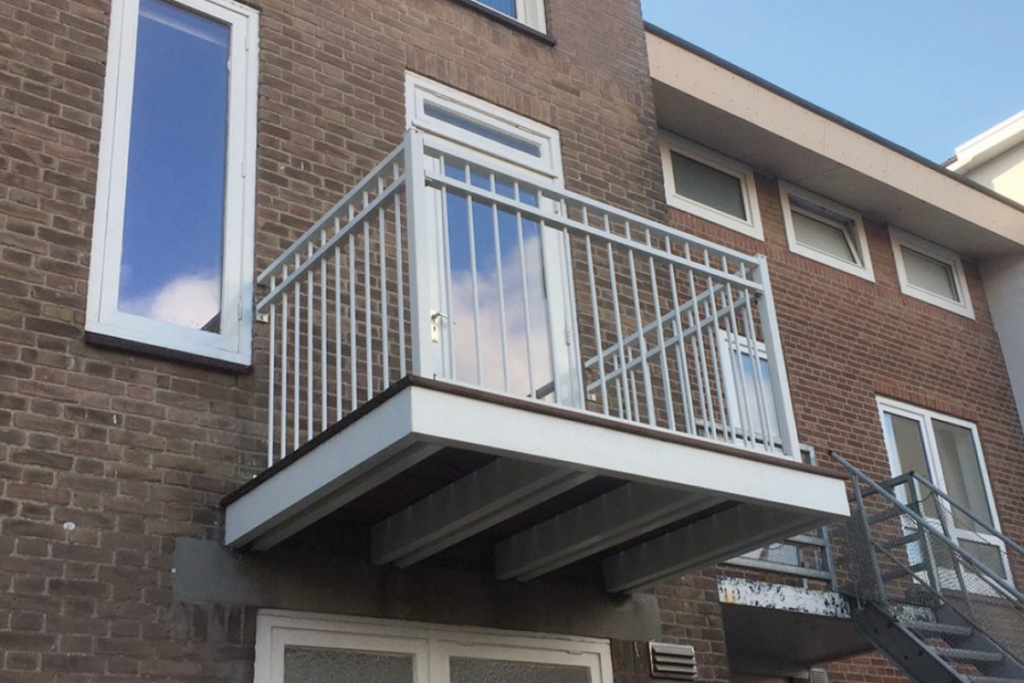 Stalen balustrade op dakterras installeren