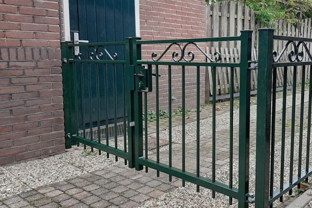 Poort laten plaatsen in Sneek
