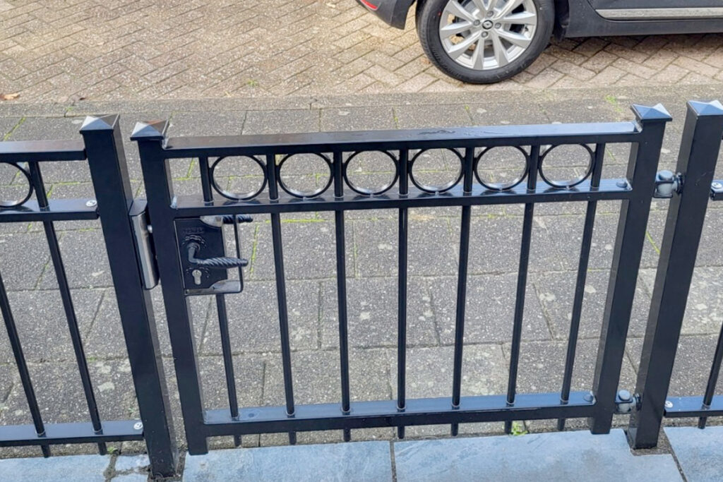 Poort laten plaatsen in Stiens