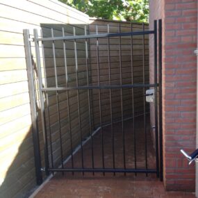 Ruime stalen looppoort model A03 in grote uitvoering