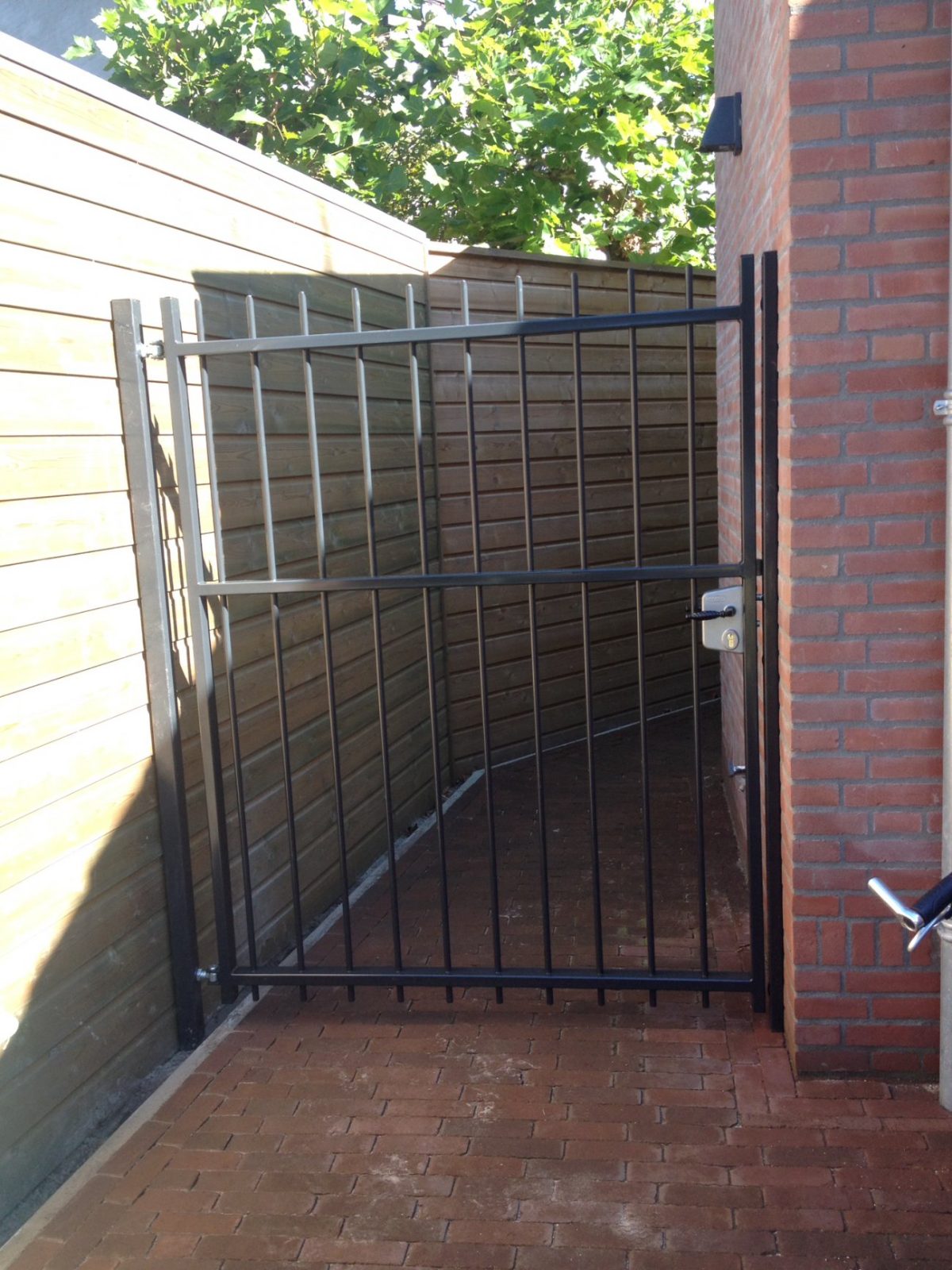 Ruime stalen looppoort model A03 in grote uitvoering