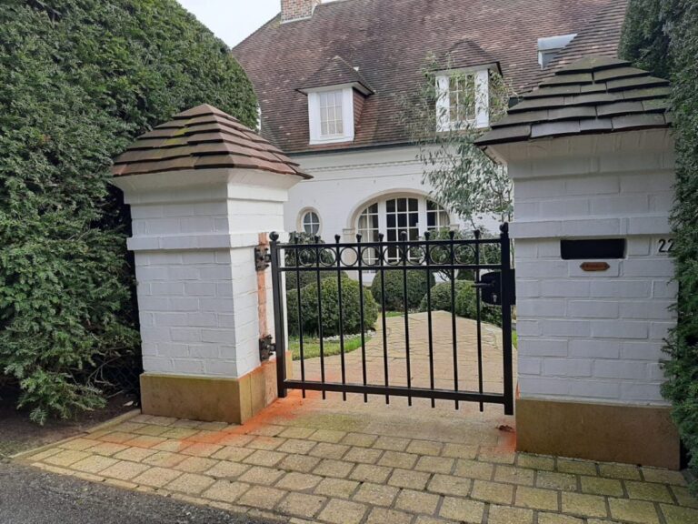Looppoort model C01 tussen twee muren bij een landhuis